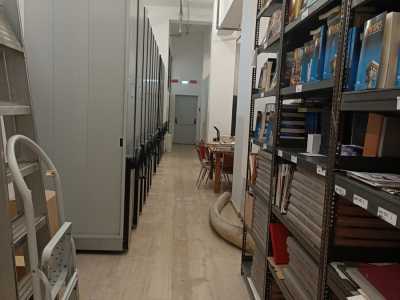 Dalla parte opposta una porta d� accesso a un corridoio in cui sono conservati altri libri